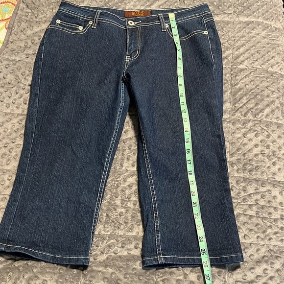 Sizzle Jeans 13 capri embroidered floral back pockets measurements in pictures - Picture 5 of 12